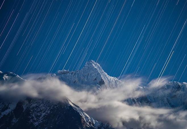 하늘경치 부문 1위 ‘별 찌르기’. Stabbing into the Stars by Zihui Hu Astronomy Photographer of the Year 2022 Skyscapes winner
