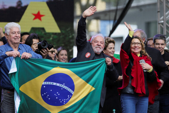 브라질의 전 대통령 루이스 이나시우 룰라 다시우바와 그의 부인 호잔젤라 다시우바가 17일 쿠리치바에서 유세 중 지지자들에게 손을 흔들고 있다. 쿠리치바/로이터 연합뉴스