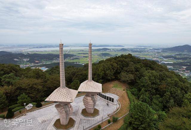 아산 영인산 연화봉 꼭대기에 2개의 거대한 탑이 세워져 있다. 바로 옆 깃대봉과 신선봉에서는 평택 당진과 서해까지 일대가 훤하게 내려다보인다. 높이에 비해 큰 산이다.