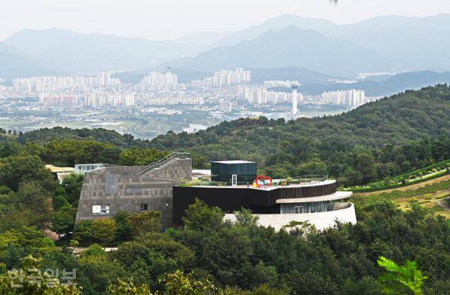 영인산 중턱의 산림박물관 뒤로 아산 시내가 내려다보인다.