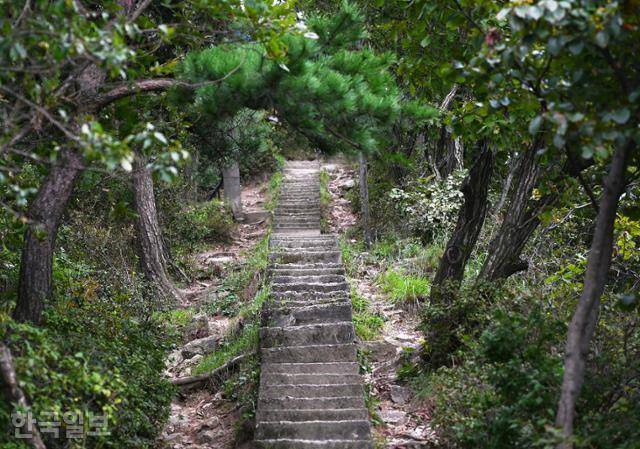 영인산 깃대봉과 신선봉 사이는 좁은 콘크리트 계단으로 이어진다. 이곳을 지키던 군인들의 이동로였다.