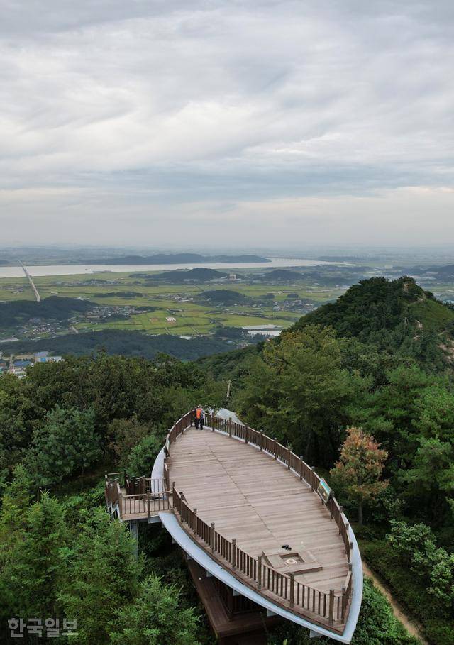 영인산 정상인 신선봉 꼭대기에 배 모양의 전망대가 설치돼 있다. 당진 평택과 아산만까지 시원하게 조망되는 곳이다.