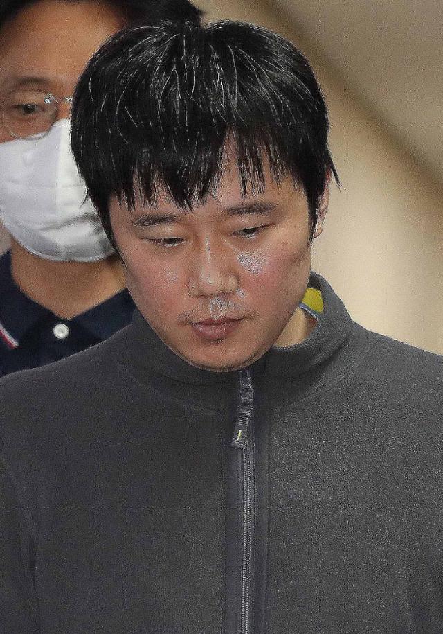 21일 서울 신당역 살인 사건 피의자 전주환이 남대문경찰서에서 검찰로 이송되고 있다. 연합뉴스