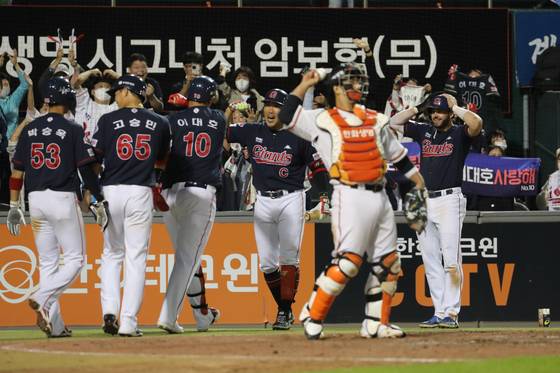 20일 대전 한화생명 이글스파크에서 열린 프로야구 한화와 롯데의 경기. 9회 초 1사 만루에서 롯데 이대호가 홈런을 친 뒤 더그아웃으로 향하고 있다. 사진=연합뉴스