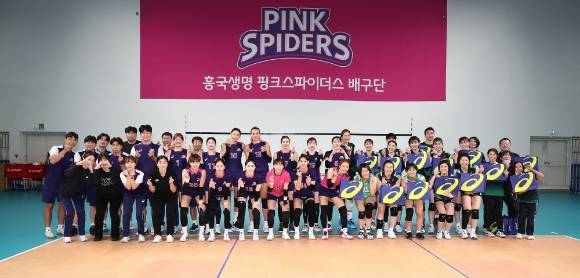 흥국생명과 JT 마블러스 선수단이 21일 평가전을 겸한 연습경기를 마친 뒤 함께 모여 기념촬영하고 있다. [사진=흥국생명 핑크스파이더스 배구단]