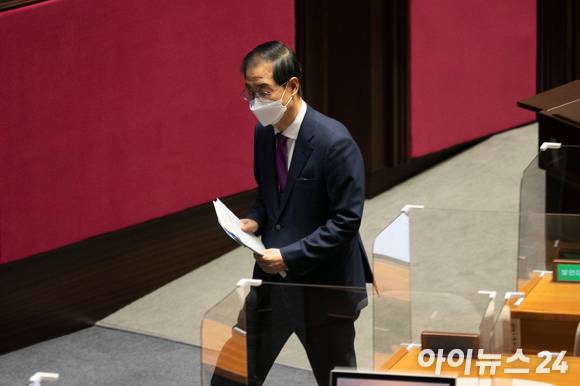 한덕수 국무총리가 21일 서울 여의도 국회에서 열린 본회의 경제 분야 대정부 질문에서 의원 질의에 답한 후 자리로 돌아가고 있다. [사진=김성진 기자]