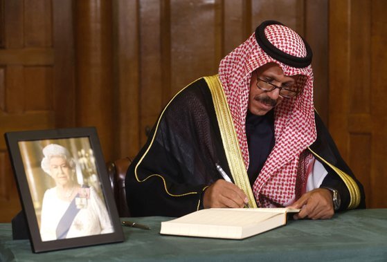 미샬 알아흐마드 알자베르 알사바 쿠웨이트 왕세자가 현지 시간으로 19일 영국 런던 처치하우스에서 엘리자베스 2세 여왕을 애도하는 조문록을 작성하고 있다. AFP=연합뉴스