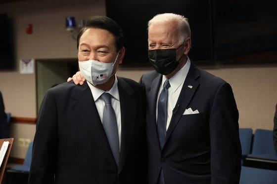 윤석열 대통령과 조 바이든 미국 대통령이 지난 5월 22일 오전 경기도 평택 오산공군작전사령부 항공우주작전본부를 방문해 친근하게 대화를 나누고 있다. 사진 대통령실사진기자단