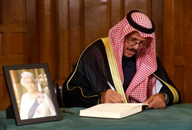 미샬 알아흐마드 알자베르 알사바 쿠웨이트 왕세자가 19일(현지 시각) 영국 런던 처치하우스에서 엘리자베스 2세 여왕을 애도하는 조문록을 작성하고 있다. /로이터=연합뉴스
