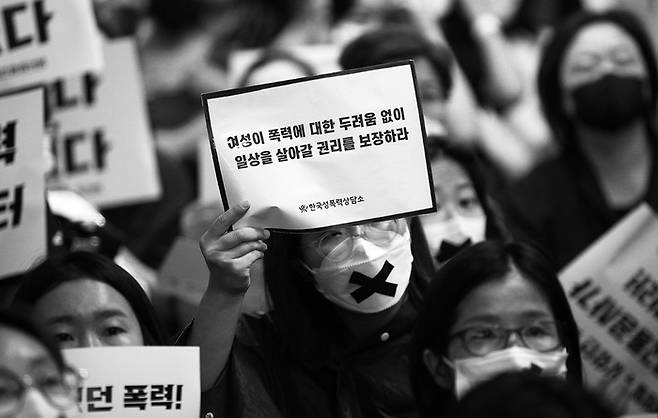 ‘신당역 스토킹 살인사건’이 발생한 서울 중구 신당역 여자화장실 입구에 16일 고인을 추모하는 추모식이 진행되고 있다.  권도현 기자