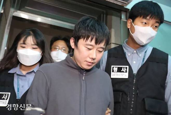 Jeon Joo-hwan, the suspect in the Sindang Station stalking and murder, is being transferred to the prosecutors, after being released from Namdaemun Police Station in Jung-gu, Seoul on September 21. Jeon is suspected of fatally stabbing A, a station employee and his colleague at the Seoul Metro, inside the bathroom in the Line 2 Sindang Station on September 14. Joint press photographers
