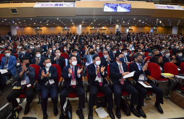 예장통합 교단 총대들이 20일 경남 창원 양곡교회에서 개회한 제107회 총회에서 신임 임원단에 박수를 보내고 있다. 창원=신석현 포토그래퍼