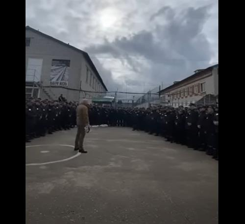 와그너 그룹 수장으로 추정되는 남성이 러시아 교도소에서 신병을 모집하는 동영상. 유튜브 FAKEOF 갈무리