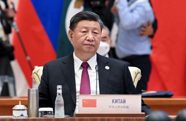 시진핑 중국 국가주석이 16일(현지시간) 우즈베키스탄 사마르칸트에서 열린 제22차 상하이협력기구 정상회의에서 발언을 경청하고 있다. 로이터연합뉴스