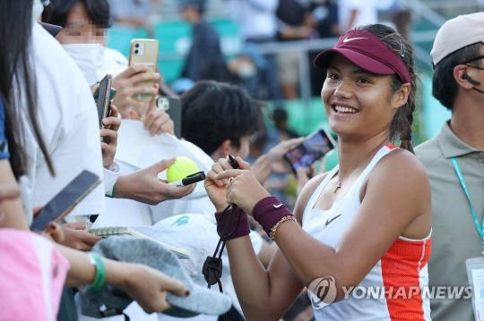 21일 서울 송파구 올림픽공원 테니스코트에서 열린 여자프로테니스(WTA) 투어 하나은행 코리아오픈 단식 32강전 우치지마 모유카(일본)와 에마 라두카누(영국)의 경기에서 2-0(6-2 6-4)으로 승리한 에마 라두카누가 경기장에서 퇴장하기 앞서 팬들을 만나고 있다. [연합뉴스]