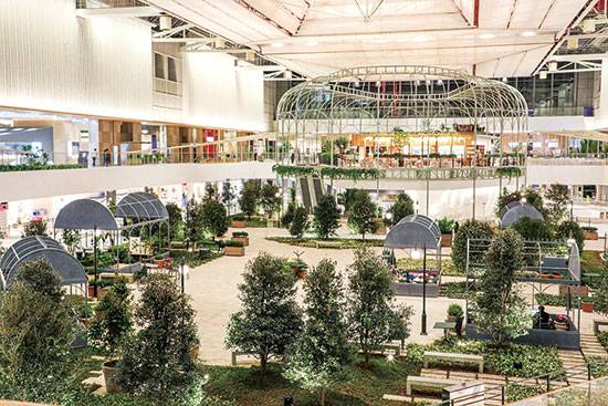 서울 여의도 ‘더현대 서울’은 Z세대의 ‘핫플’로 꼽힌다. 개점 1년 6개월이 지났지만 인기는 여전하다. 인스타그램 해시태그를 검색하면 ‘더현대 서울’로 38만7000개가 나온다. (현대백화점 제공)