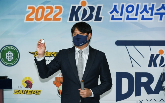 kt는 21일 KBL 센터에서 열린 2022 KBL 신인선수 드래프트 지명 순위 추첨식에서 전체 2순위 지명권을 얻었다. 사진=KBL 제공