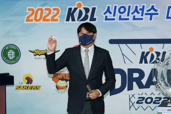 LG는 21일 KBL 센터에서 열린 2022 KBL 신인선수 드래프트 순위 지명 추첨식에서 전체 1순위 지명권을 얻었다. 현재보다 미래에 초점을 맞춘 선택을 할 예정이다. 사진=KBL 제공