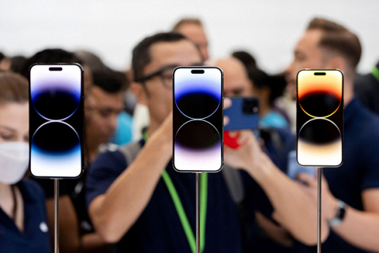 지난 7일(현지시간) 미국 캘리포니아주 쿠퍼티노의 애플파크에서 열린 신제품 행사에서 ‘아이폰14 프로’와 ‘아이폰14 프로 맥스’가 전시돼 있다. AFP 연합뉴스