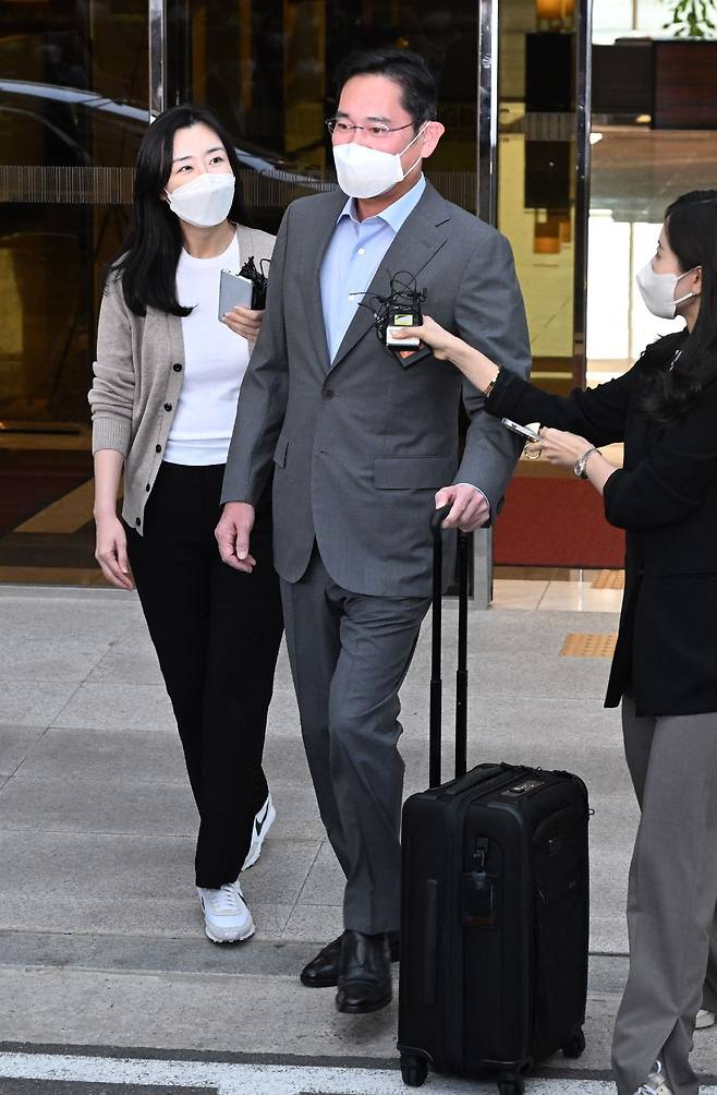 이재용 삼성전자 부회장이 21일 오후 서울 강서구 서울김포비즈니스항공센터를 통해 귀국하고 있다. 이 부회장은 넥타이를 매지 않은 회색 정장차림에 직접 캐리어를 끌고 입국했다. 임세준 기자