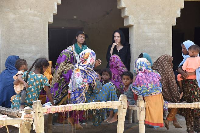 할리우드 스타 안젤리나 졸리가 파키스탄의 홍수 피해 현장을 깜짝 방문했다 [로이터]