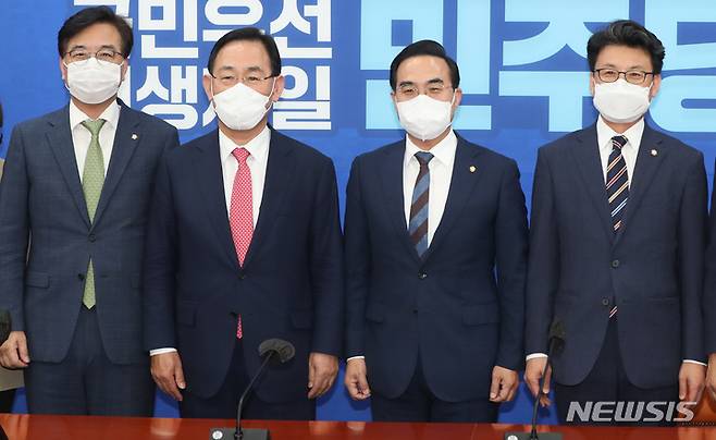 [서울=뉴시스] 최진석 기자 = 주호영 국민의힘 원내대표가 21일 서울 여의도 국회 더불어민주당 원내대표실을 예방해 박홍근 원내대표와 기념 촬영을 하고 있다. 왼쪽부터 송언석 국민의힘 원내수석부대표, 주 원내대표, 박 원내대표, 진성준 더불어민주당 원내수석부대표. (공동취재사진) 2022.09.21. photo@newsis.com
