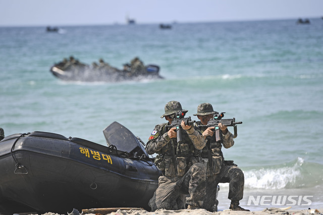 【서울=뉴시스】최동준 기자 = 지난 9일부터 22일까지 2019 코브라골드 연합훈련에 참가하고 있는 한국 해병대 수색대 장병들이 태국 핫야오 해안에서 상륙훈련을 실시하고 있다. 2019.02.16. (사진=해병대 제공) photo@newsis.com