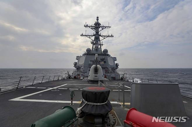 [타이베이=AP/뉴시스] 20일(현지시간) 미 해군 유도 미사일 구축함 USS 히긴스(DDG76)가 대만해협을 지나고 있다. 중국 국무원 대만판공실은 21일 중국의 영토 수호 의지는 확고하다면서 "대만과의 평화적 통일을 위해 노력할 용의가 있다"라고 밝혀 그간의 강경 입장에서 다소 누그러진 모습을 보였다. 중국의 이같은 발언은 미국과 캐나다 해군이 중국과 대만 사이 해협을 항해한 지 하루 만에 나왔다. 2022.09.21.