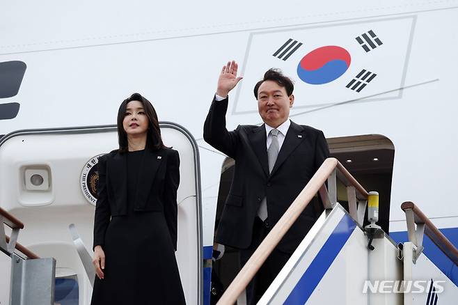 [성남=뉴시스] 영국, 미국, 캐나다 순방을 위해 출국하는 윤석열 대통령과 부인 김건희 여사가 지난 18일 경기도 성남 서울공항에서 공군 1호기에 올라 인사하고 있다. (사진=대통령실 제공) 2022.09.18. photo@newsis.com