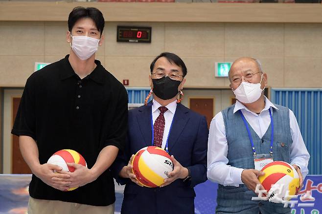 현대캐피탈 문성민(왼쪽부터) 하근찬 CBS미디어캐스트 대표이사, 김홍 중고배구연맹 회장이 21일 충북 단양국민센터에서 열린 '제33회 CBS배 전국중고배구대회' 폐막식에서 기념 촬영을 하고 있다. 단양=박종민 기자