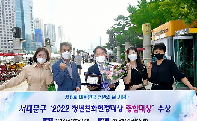 이성헌(가운데) 서울 서대문구청장이 ‘2022 청년친화헌정대상 종합대상’을 받은 뒤 관련 부서 직원들과 기념 촬영을 하고 있다.서대문구 제공