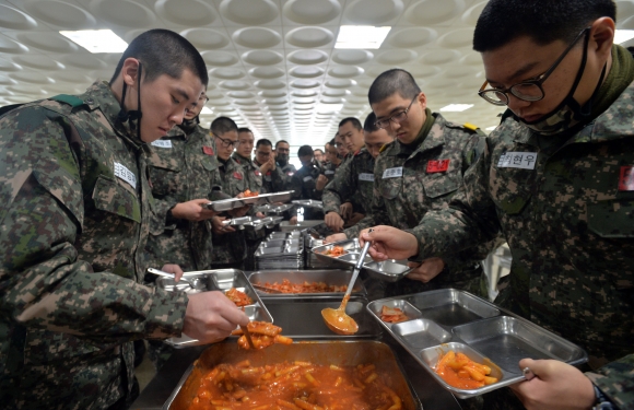 - 육군훈련소에서 식사하는 병사들. 서울신문 DB