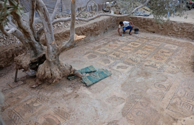 팔레스타인 가자지구 부레이지 난민촌에서 발견된 비잔틴 시대의 모자이크 장식. AFP연합뉴스