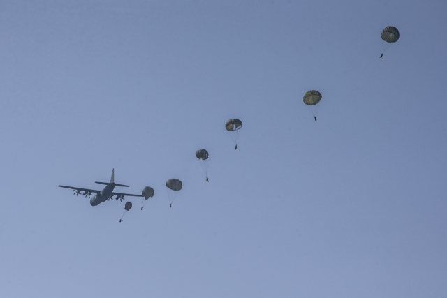 2015년 3월 30일 실시된 ‘쌍룡훈련’에서 장병들이 상륙작전을 위해 수송기에서 공중 강하하고 있다. 사진 제공=해병대