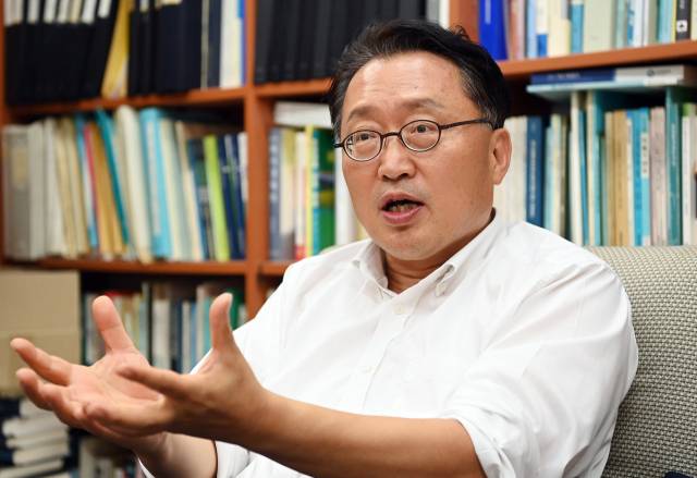 임정빈 서울대 농경제사회학부 교수가 21일 대학 연구실에서 진행된 서울경제와의 인터뷰에서 “식량 안보를 튼튼히 하려면 식량자급률을 높이고 해외 조달 능력을 키우면서 비축을 늘리는 삼박자 대책이 필요하다”고 말하고 있다. 오승현 기자