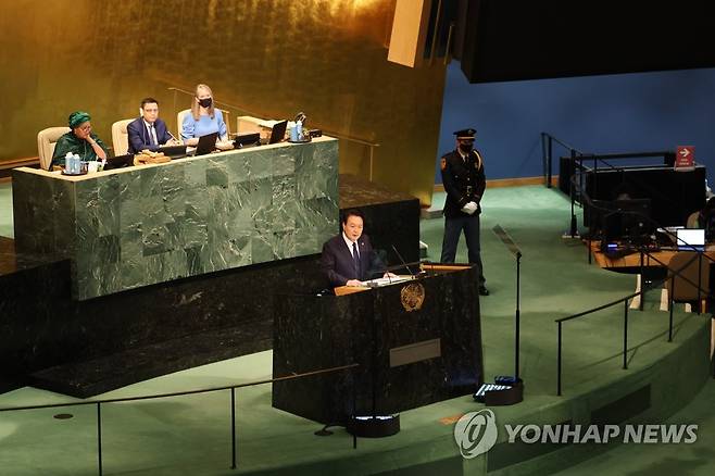 유엔총회 기조연설하는 윤석열 대통령 (뉴욕=연합뉴스) 서명곤 기자 = 윤석열 대통령이 20일(현지시간) 미국 뉴욕 유엔 총회장에서 기조연설을 하고 있다. 2022.9.21 seephoto@yna.co.kr