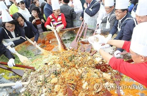 비빔밥축제의 한 장면 [연합뉴스 자료사진]