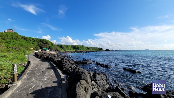 드라마 '멘도롱또똣'과 '효리네 민박' 촬영장소인 '한담해변 산책로'. ⓒ김재원