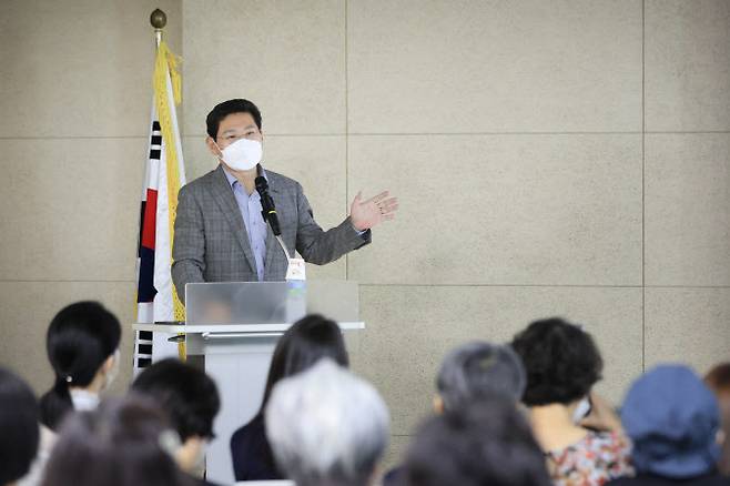 21일 오후 용인시 수지도서관에서 미술 인문학 분야 ‘휴먼북’으로 등록한 이상일 용인시장이 시민들에게 강연을 하고 있다.(사진=용인시)