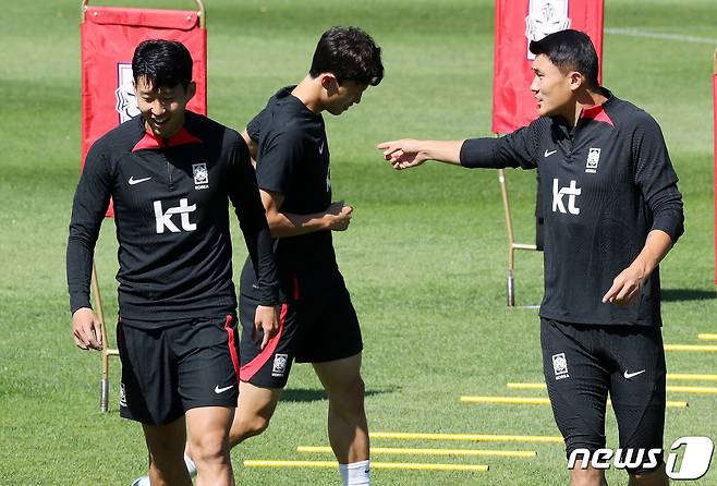 대한민국 축구대표팀 손흥민과 김민재가 21일 오전 경기 파주 국가대표 트레이닝센터(NFC)에서 훈련을 하고 있다. 대한민국 축구대표팀은 오는 23일 고양종합운동장에서 코스타리카와 맞대결을 펼친 뒤, 27일 서울월드컵경기장에서 카메룬을 상대한다. 2022.9.21/뉴스1 ⓒ News1 이동해 기자