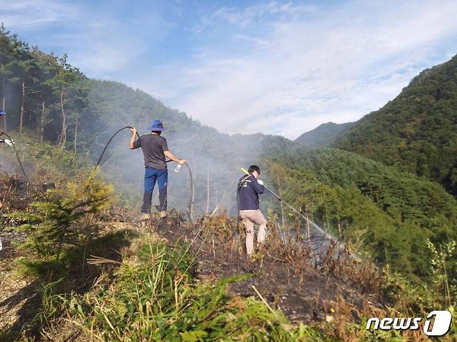 22일 오후 2시 51분쯤 강원 홍천군 두촌면 자은리의 한 야산에서 화재가 발생, 소방·산림당국이 진화 작업을 벌이고 있다.(강원도소방본부 제공)