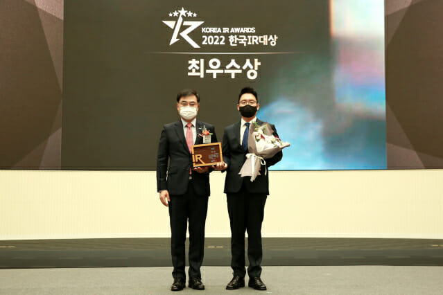 한국거래소 손병두 이사장(왼쪽)과 아프리카TV 편원진 경영지원부문장.
