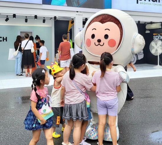 이마트24 원둥이 캐릭터가 지난 8월에 열린 '서울페스타'에 참석한 모습.