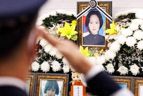 고 이예람 중사 추모의 날 - 공군 성폭력 피해자 고(故) 이예람 중사 1주기를 하루 앞둔&nbsp;20일 오전 경기도 성남시 국군수도병원 장례식장에서 열린 추모의 날에서 신옥철 공군참모차장이 고인의 영정을 향해 경례하고 있다. 2022.5.20. 사진=연합뉴스