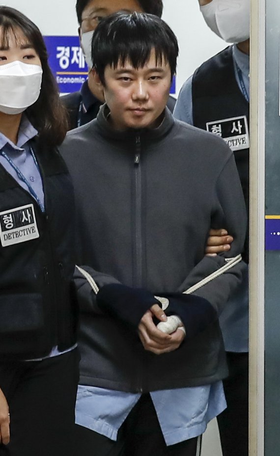 신당역 살인사건 피의자인 전주환(31)이 21일 오전 서울 중구 남대문경찰서에서 검찰로 송치되고 있다.  뉴시스