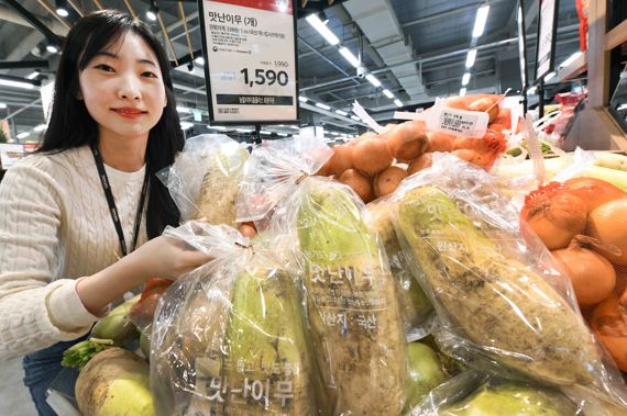 김태은 홈플러스 채소팀 바이어가 21일 ‘홈플러스 메가푸드마켓’ 강서점에서 ‘맛난이 농산물’을 선보이고 있다. 홈플러스 제공.