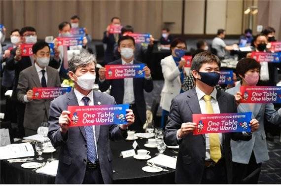 22일 오전 부산 해운대 웨스틴조선부산호텔에서 열린 2024 부산 세계탁구선수권대회 조직위원회 출범식에서 유승민 대한탁구협회 회장, 이병진 부산시 행정부시장 등이 성공개최를 기원하는 퍼포먼스를 펼치고 있다. 부산시 제공