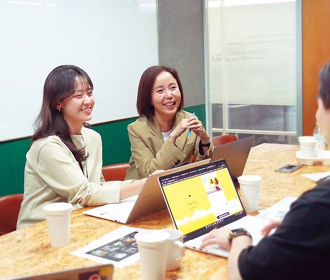 김희정 째깍악어 대표(가운데)가 직원들과 이야기를 나누고 있다.