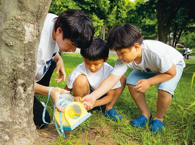째깍악어 프로그램은 놀이가 중심이다. 집근처 숲 체험 등 바깥활동 프로그램에 부모들의 관심이 높다.