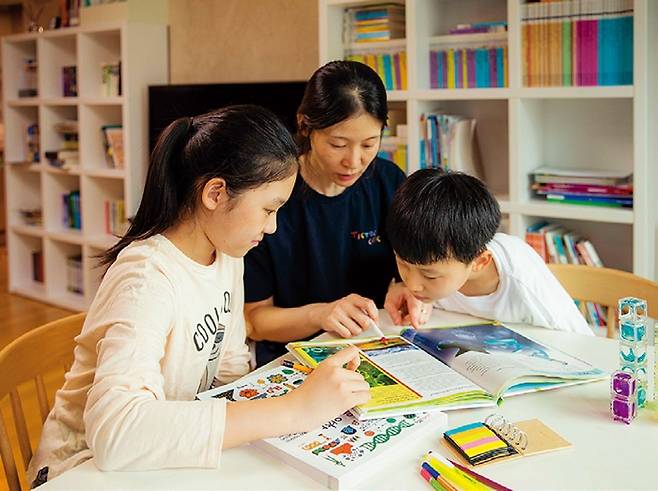 AI 분석을 통해 째깍선생님은 아이가 하면 좋을 활동을 전달받는다. 책 하나로도 읽어주기, 결말 바꾸기 등 다양한 학습이 이뤄진다.